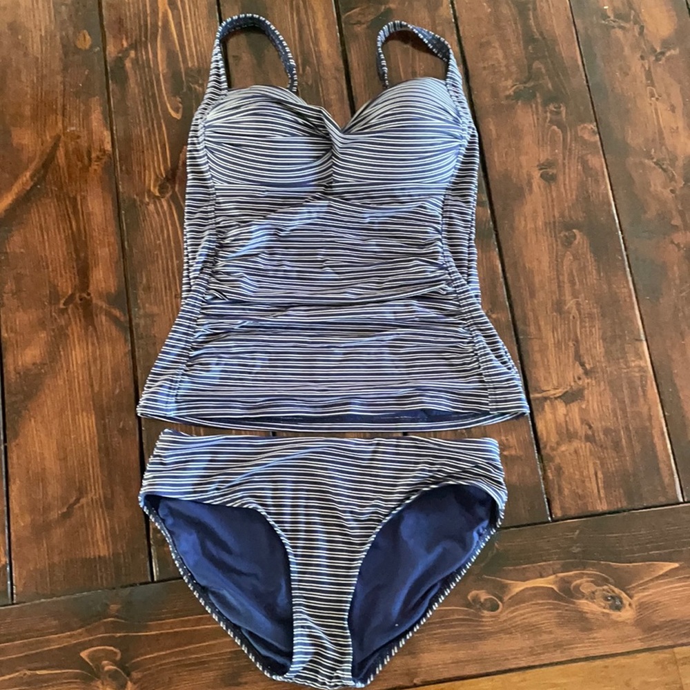 NipTuck bathing suit Multiple cup size. size 8